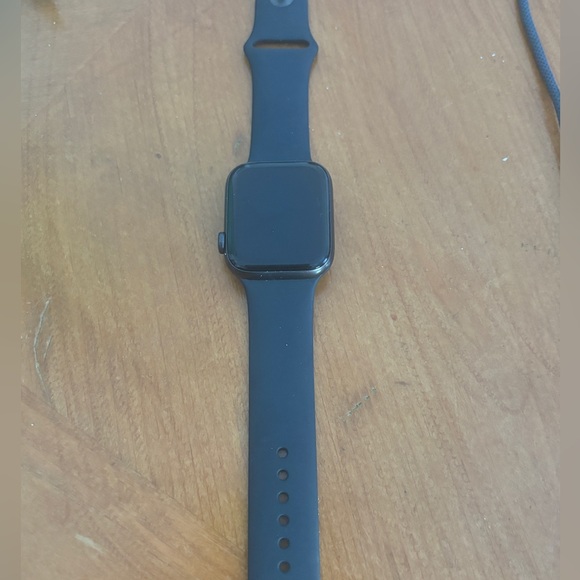 Apple Watch SE 44mm with 1 extra band - Picture 1 of 6